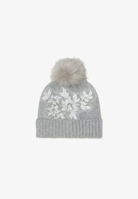 Gorro de punto gris con ala doblada, pompón de piel sintética y bordado floral blanco con lentejuelas y cuentas a lo largo de un lado.