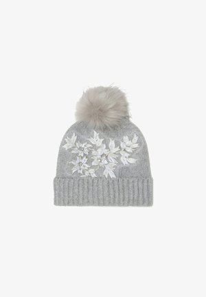 Gorro de punto gris con un dobladillo de canalé y un pompón en la parte superior. Presenta bordados florales en blanco con lentejuelas y cuentas.