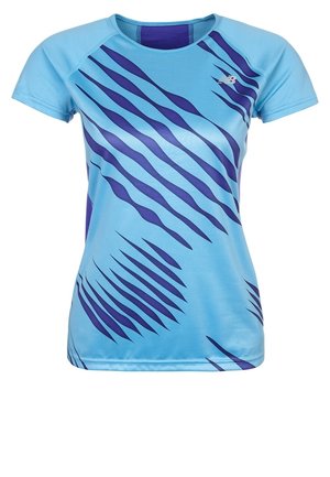 Blauw sportshirt met korte mouwen, donkere golfachtige diagonale strepen en een klein wit New Balance-logo op de bovenborst.