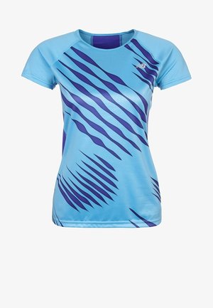Niebieska sportowa koszulka z krótkim rękawem, z ciemnymi falistymi ukośnymi paskami i małym białym logo New Balance na górnej części klatki piersiowej.