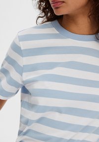 Selected Femme SLFESSENTIAL TEE - T-shirts med print - blue/bright white
