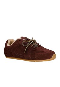 Sneaker in suede marrone con fodera in pelliccia beige, stringhe frontalmente, dettagli perforati sui lati e suola in gomma marrone chiaro.