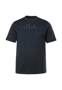 Námořnická modrá tričko s krátkým rukávem vyrobené z bavlny, které má velký, texturovaný potisk "MILAN" přes hruď. Klasický kulatý výstřih.