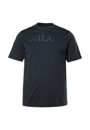 T-shirt corto blu navy in cotone, con una grande stampa testurizzata "MILAN" sul petto. Collo rotondo classico.