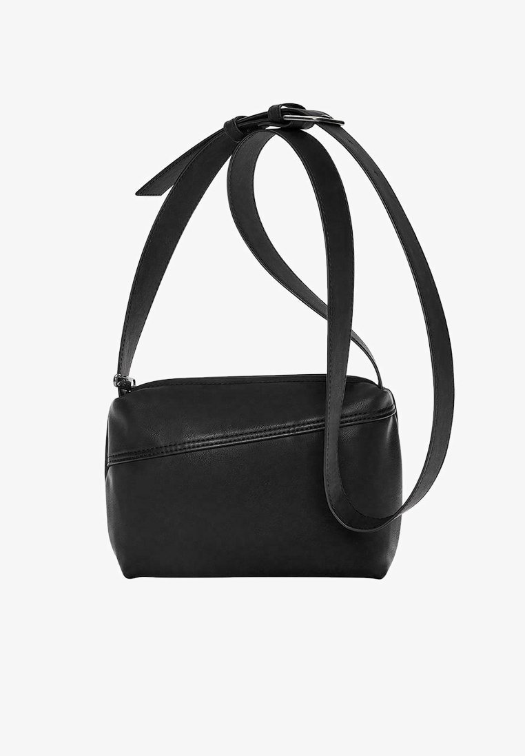 Borsa a tracolla in pelle nera con forma rettangolare, cinturini regolabili e un sottile dettaglio di cucitura diagonale sul davanti.