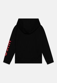 Sweat-shirt à capuche noire avec une texture douce. Présente un logo rouge bien visible sur la manche gauche. Coupe classique avec des poignets et un ourlet côtelés.