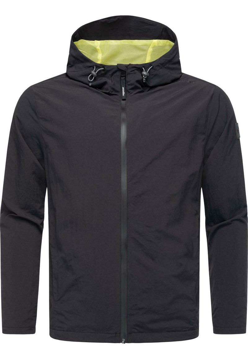 Črna lahka jakna z zadrgo spredaj, nastavljivo kapuco in rumenim mrežastim podlogom. Ima dolge rokave in teksturirano tkanino.