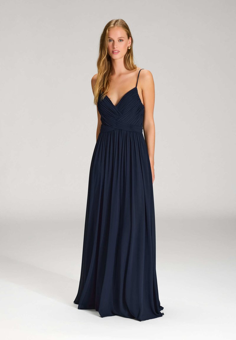Navyblaues Maxikleid mit dünnen Trägern, das ein plissiertes Oberteil und einen fließenden Rock aufweist. Der Stoff wirkt glatt und leicht.