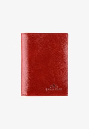 Rode leren paspoorthouder met een gestructureerde afwerking, voorzien van een subtiele, ingedrukte logo aan de onderkant. Rechthoekige vorm, compact ontwerp.