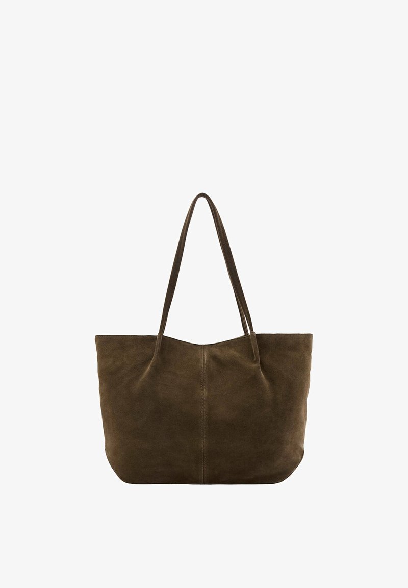 Grand sac fourre-tout en daim marron foncé avec deux longues bretelles et un design simple et épuré sur fond blanc.