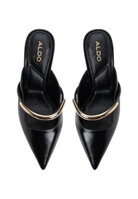 Svarta läder slingback högklackade skor med spetsig tå, med ett accentband i guldton och ett präglat mönster på innersulan.