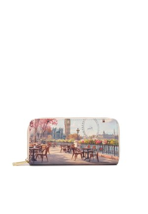 Portafoglio con cerniera a giro con una scena di un caffè sul lungofiume di Londra che mostra sedie e tavoli vuoti, il Big Ben, il London Eye e alberi autunnali.