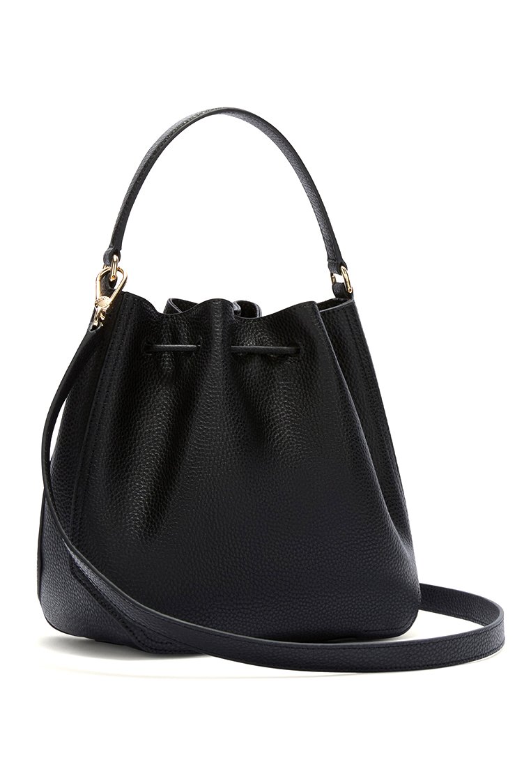 Borsa a secchiello in pelle nera con una finitura testurizzata, chiusura con cordoncino e un manico superiore singolo. Include una tracolla rimovibile.