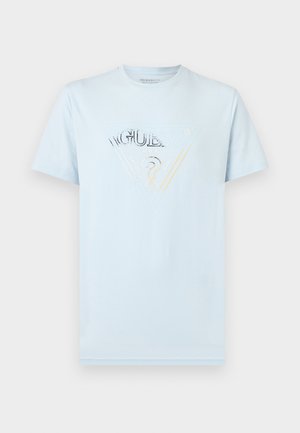 Hele sinine lühikeste varrukatega ümar kaelusega T-särk, mille esiküljel on tuhmunud kolmnurkne GUESS logo ja küsimärk.