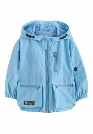 Svetlomodrá kapucňová bunda s predným zipsom, tromi vreckami na zips, elastickými manžetami a čiernymi nastaviteľnými šnúrkami na kapucni.