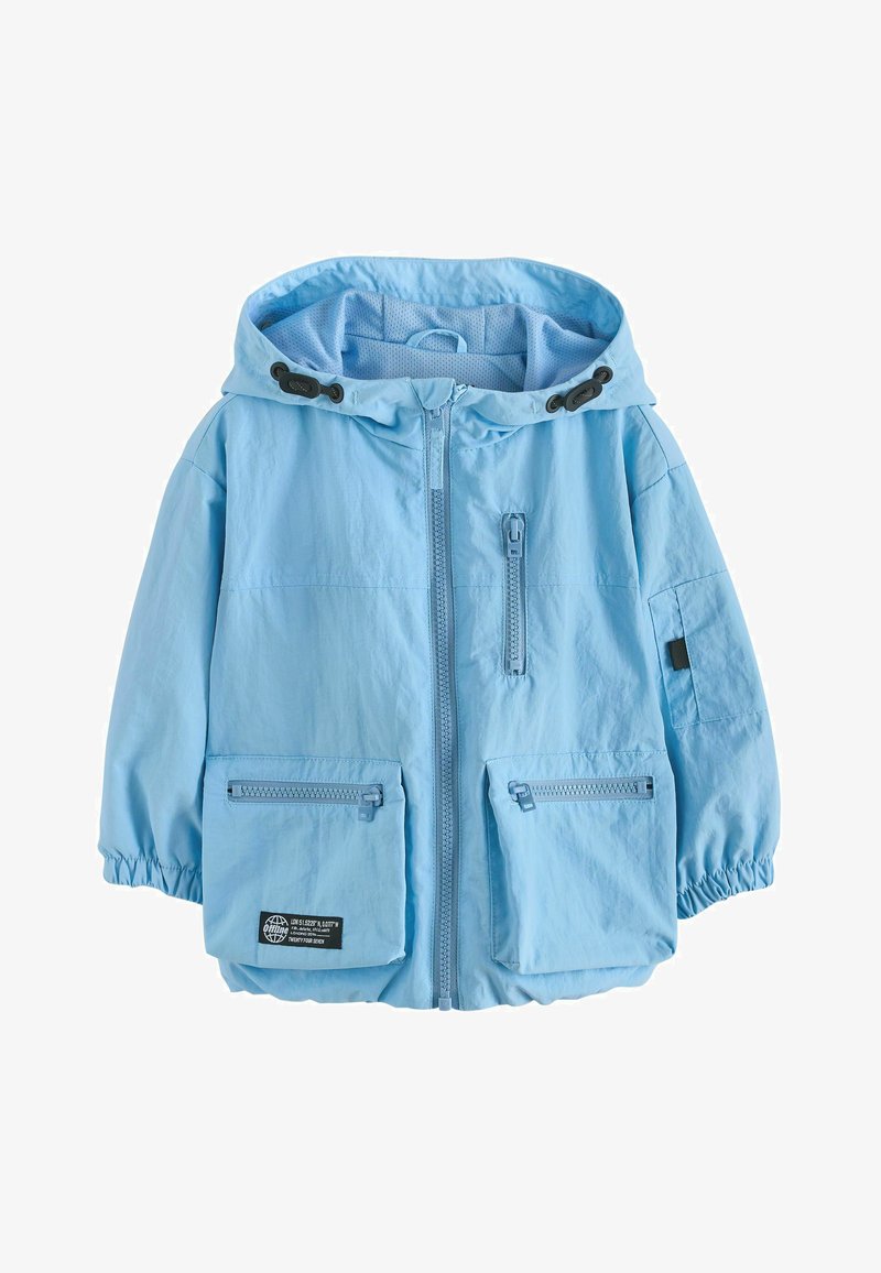 Giacca con cappuccio azzurro chiaro, chiusura frontale con cerniera, tre tasche con cerniera, polsini elastici e regolatori neri con fermo sul cappuccio.