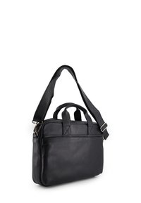 Sort læder messenger-taske med to håndtag og en aftagelig skulderrem. Har en glat tekstur og en lynlåslomme på bagsiden.