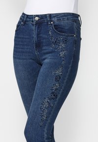 Koroshi Slimfit džínsy - azul osc   dark blue