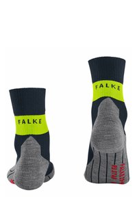 Calcetines hasta la rodilla en color azul marino con un patrón en gris y amarillo neón. Cuentan con áreas de puntera y talón reforzadas, y "FALKE" impreso en el puño.
