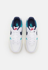 Nike Sportswear GAMMA FORCE - Tenisky - dusty cactus/midnight navy/white/coconut milk/gym red