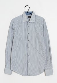 Chemise à boutons rayée en bleu et blanc. Présente un col classique, des manches longues, un ourlet arrondi et un tissu léger au toucher doux.