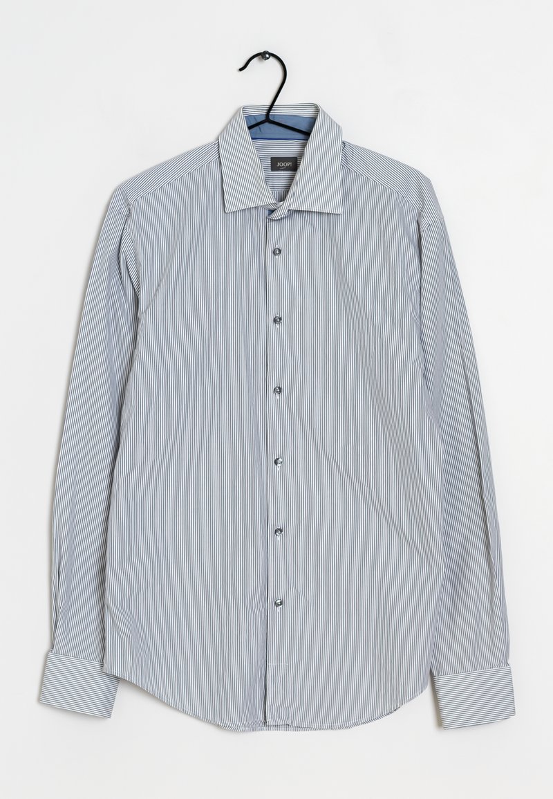 Chemise à boutons rayée en bleu et blanc. Présente un col classique, des manches longues, un ourlet arrondi et un tissu léger au toucher doux.