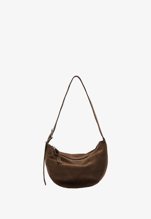 Brązowa zamszowa torba na ramię o zaokrąglonym kształcie, z jedną rączką i zamknięciem na zamek. Miękka tekstura z minimalnymi akcentami z metalowych elementów.