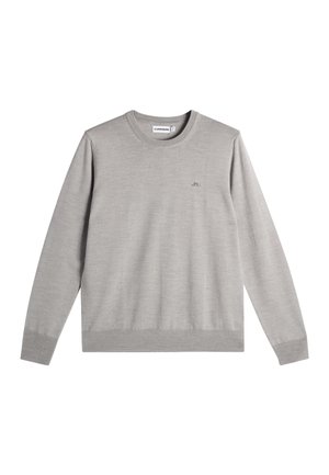 Lysegrå langærmet crewneck sweater med ribstrikkede manchetter og kant, lille broderet logo på venstre brystområde.