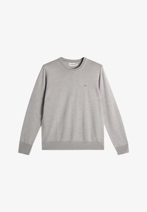 Suéter gris claro de manga larga con cuello redondo, puños y dobladillo acanalados, pequeño logo bordado en el área izquierda del pecho.