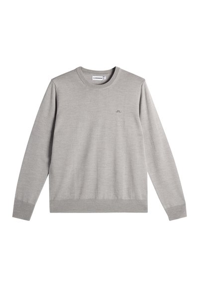 Ανοιχτό γκρι πουλόβερ με μακρύ μανίκι και στρογγυλή λαιμόκοψη, με ριμπ μανσέτες και τελείωμα, μικρό κεντητό λογότυπο στην αριστερή πλευρά του στήθους.