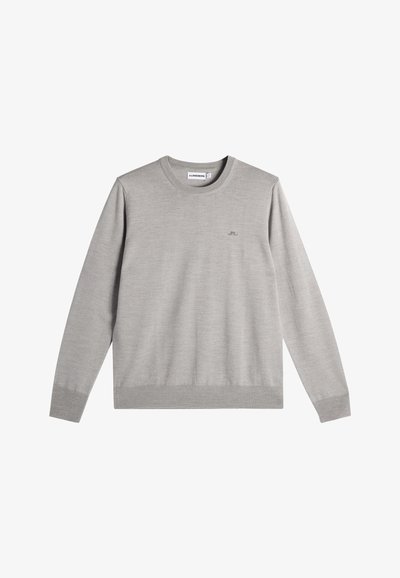 Ανοιχτό γκρι πουλόβερ με μακρύ μανίκι και στρογγυλή λαιμόκοψη, με ριμπ μανσέτες και τελείωμα, μικρό κεντητό λογότυπο στην αριστερή πλευρά του στήθους.