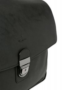Borsa a tracolla in pelle nera con un design elegante, dotata di un fermo in argento, marchiatura in rilievo e una texture liscia.