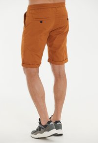 Cruz GILCHREST - Shorts - roasted pecan