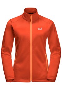 Jasno pomarańczowa kurtka z pełnym zamkiem i wysokim kołnierzem, z dwoma zapinanymi na zamek kieszeniami po bokach oraz białym logo "Jack Wolfskin" na lewej piersi.