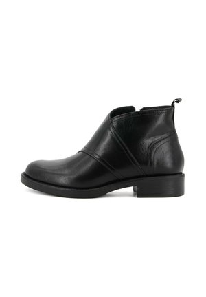 Stivale alla caviglia in pelle nera con punta tondeggiante, tacco a blocco e zip laterale. Texture liscia con dettagli a bande incrociate e linguetta per facilitare l'indosso.