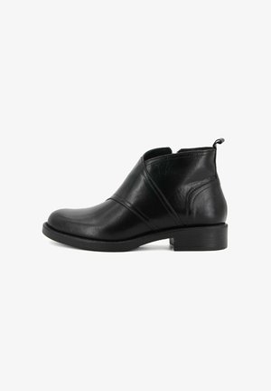 Stivale alla caviglia in pelle nera con punta tondeggiante, tacco a blocco e zip laterale. Texture liscia con dettagli a bande incrociate e linguetta per facilitare l'indosso.