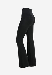Pantalones de campana negros de cintura alta, hechos de una tela elástica, con una textura suave y detalles de costura que proporcionan una silueta ajustada.
