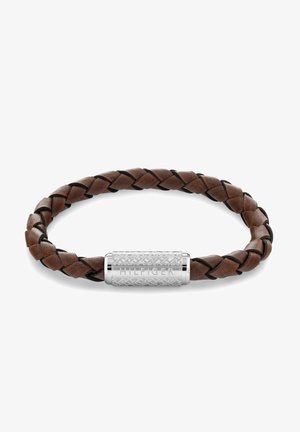 Καφέ πλεκτό δερμάτινο βραχιόλι με υφή από ασημένιο κούμπωμα, χαραγμένο με τη λέξη "HILFIGER". Λείος και ανθεκτικός υλικός.