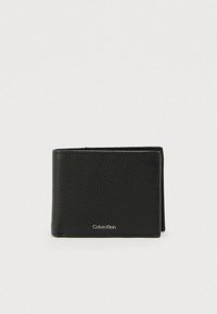 Μαύρο πορτοφόλι από δέρμα με υφή, με συμπαγές δίπτυχο σχέδιο και ανάγλυφο λογότυπο. Μινιμαλιστικό με καθαρές άκρες.