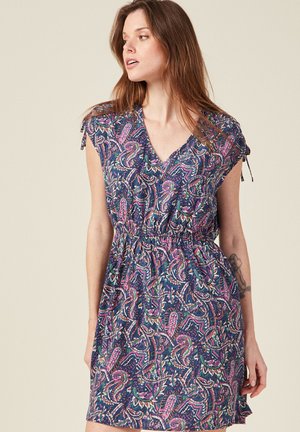 Marineblaues Kleid mit einem Paisleymuster in Pink und Grün, mit kurzen Ärmeln, einem V-Ausschnitt und einem elastischen Taillenbund für einen lässigen Sitz.