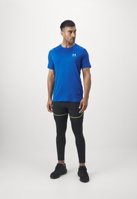 Under Armour HG GRAPHIC  - Camiseta deportiva - tech blue/morph green
