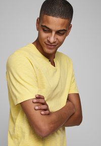 Jack & Jones ESPLIT NECK NOOS - T-shirts basic - lemon drop