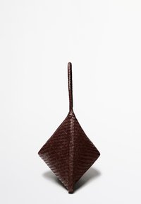 Borsa intrecciata marrone a forma di diamante, con un manico intrecciato singolo. Materiale testurizzato con superficie liscia; nessun dettaglio aggiuntivo visibile.