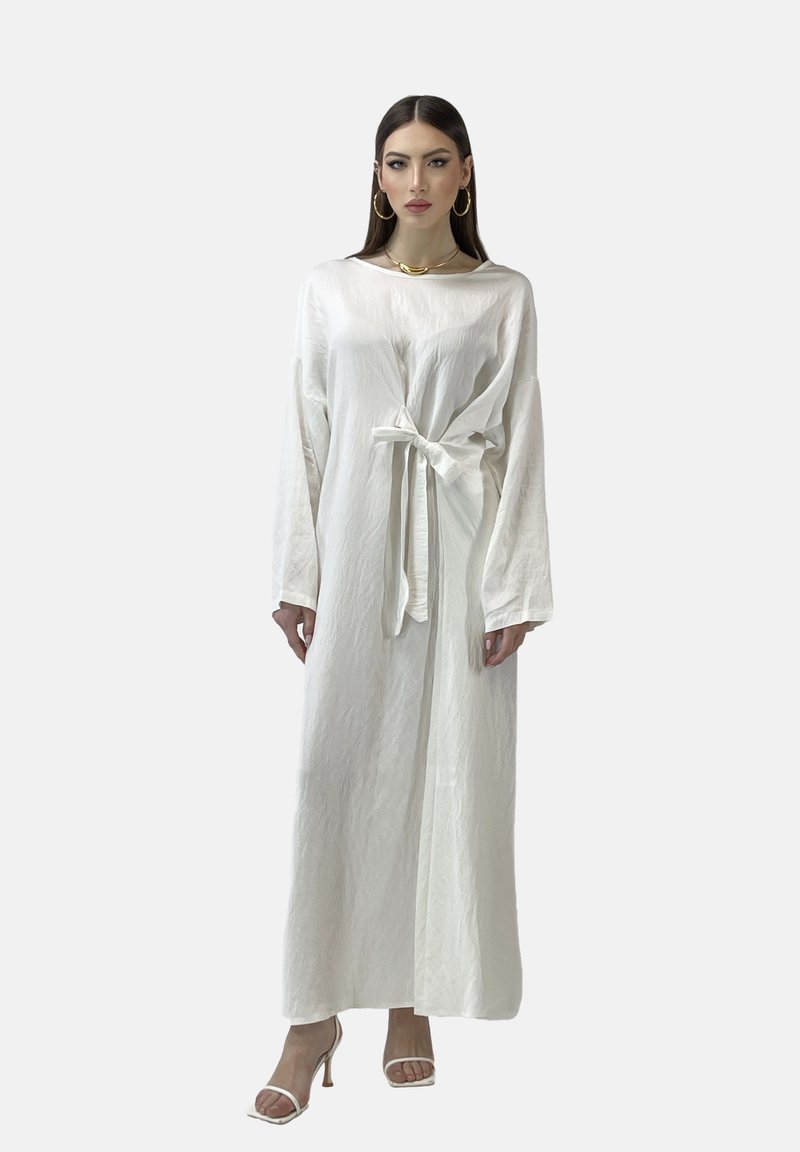 Hvid linned maxi kjole med lange ærmer, en bundet talje og en afslappet pasform. Har et struktureret stof og et enkelt, elegant design.