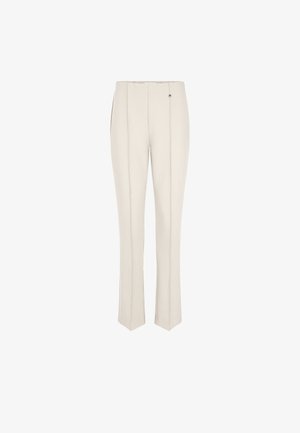 Crème kleurige rechte broek met voorplooien en een klein metalen knoopdetail nabij de tailleband.