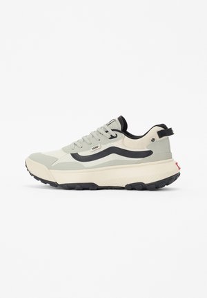 Hellgrauer und schwarzer Vans-Sneaker mit dicker Sohle, schwarzem Wellenstreifen an der Seite, Schnürverschluss und gebrandeter Lasche an der Ferse.