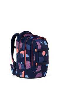 Zaino navy con motivi astratti a pois multicolore, dettagli arancioni, spallacci imbottiti e due cinghie frontali per un supporto aggiuntivo.