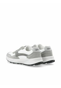 Sneakers grigi e bianchi con un mix di suede e pelle, caratterizzati da una finitura testurizzata, punta arrotondata e suola in gomma nera. Logo "Bianconi" sui talloni.