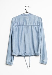 Lichtblauwe spijkerjas met lange mouwen, getailleerde taille en trekkoord. Heeft een gladde textuur en een effen achterkant met een eenvoudige kraag.