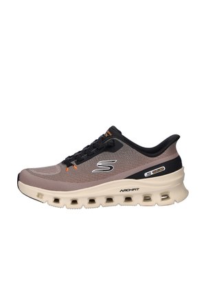 Scarpa da ginnastica grigia e beige con tomaia in rete, dettagli neri e arancioni. Presenta una suola spessa con intagli per l'ammortizzazione.